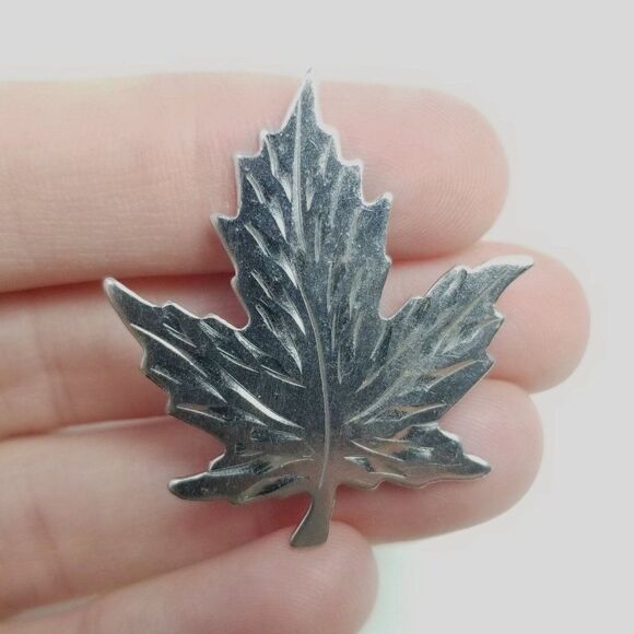 Vintage Sterling Silver Mapel Leaf Shape Brooch, BMCo Maker, Etched Lapel Pin - Picture 1 of 7